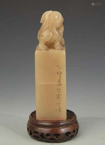 A FINE SOAPSTONE LION TOP SEAL