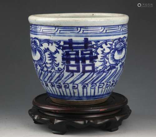 FINELY PAINTED BLUE AND WHITE PORCELAIN JAR