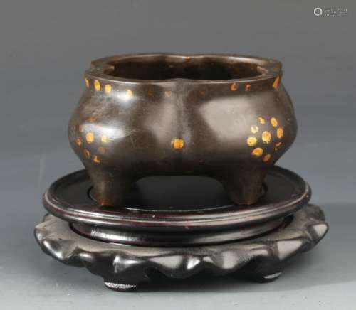 A RARE BRONZE CENSER WITH FLOWER LEAVES