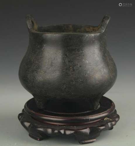 A BRIDGING EAR TRIPOD BRONZE CENSER