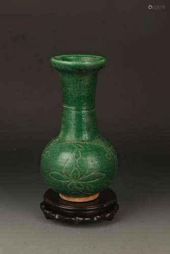 JI ZHOU KLIN GREEN GLAZED FLOWER PATTERN LONGNECK VASE