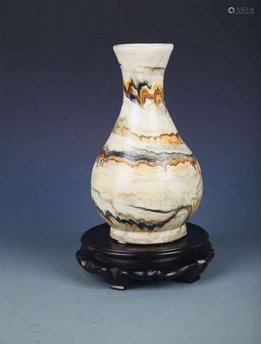 A MARBLE PATTERN PORCELAIN GUAN YIN JAR