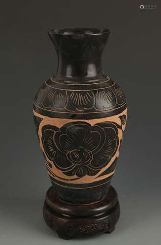 A CI ZHOU KILN FLOWER PATTERN BLACK GLAZED VASE