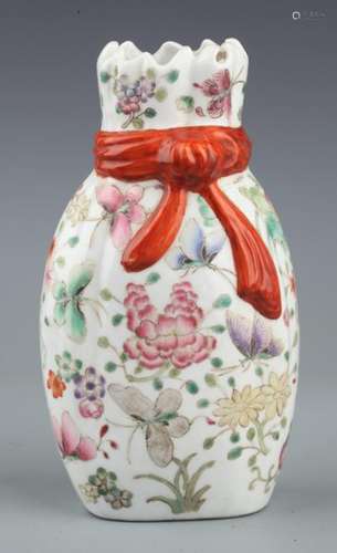 A FAMILLE ROSE COLOR BUTTERFLY PORCELAIN BOTTLE