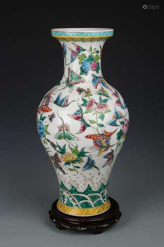 A FAMILLE ROSE BUTTERFLY PATTERN VASE