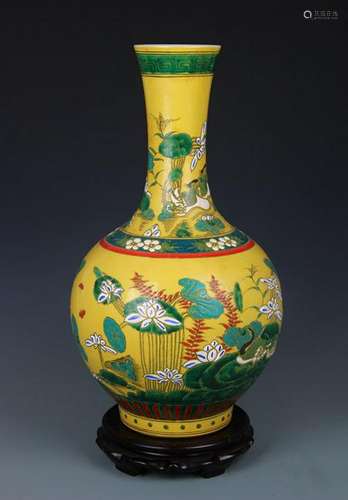 A YELLOW GLAZE FAMILLE VERTE GLOBULAR SHAPE VASE