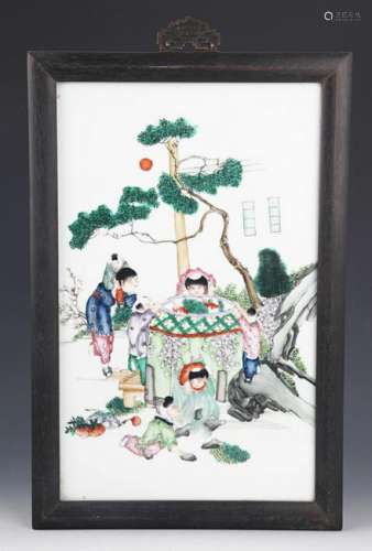 A FINELY PAINTED PORCELAIN PAINTING WITH ZITAN FRAME