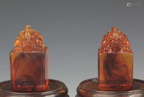 PAIR OF OPTIMIZED AMBER ANIMAL TOP SEAL