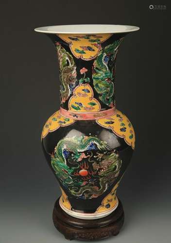 A FAMILLE VERTE DRAGON AND PHOENIX PATTERN VASE