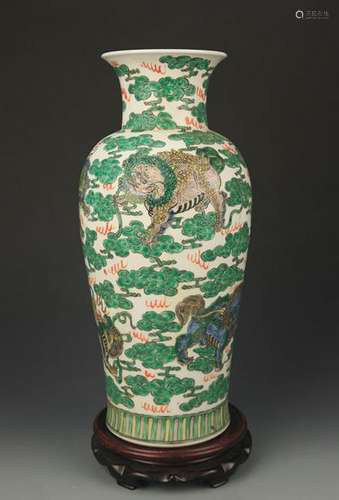 A FINE SAN CAI COLOR LION PLAYING PORCELAIN VASE