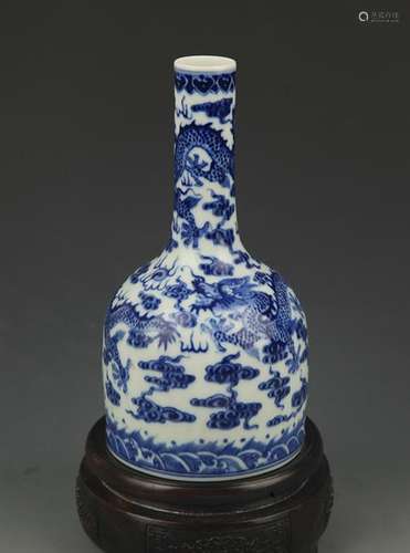 A RARE BLUE AND WHITE DRAGON PATTERN BELL SHAPED VASE