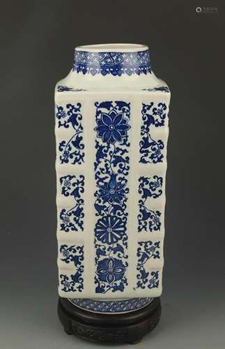 A BLUE AND WHITE FLOWER PAINTED ZONG STYLE VASE