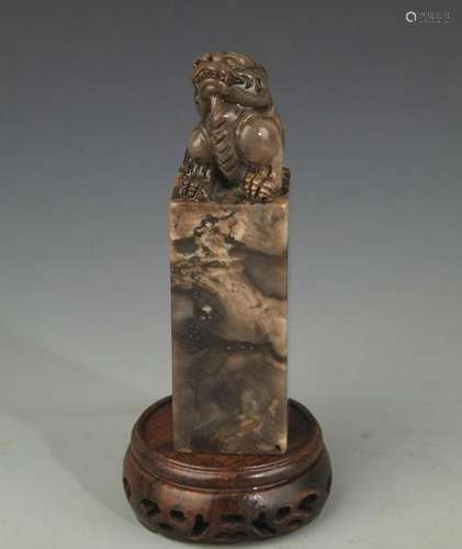 A FINE SOAPSTONE ANIMAL TOP SEAL