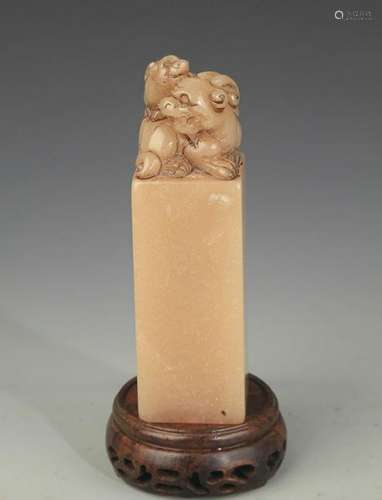 A SHOU SHAN STONE TWO ANIMAL TOP SEAL