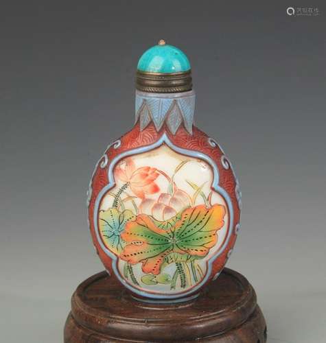 A FLOWER PAINTED GLASS SNUFF BOTTLE