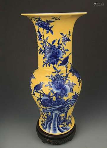 A YELLOW GLAZE BLUE AND WHITE PHOENIX PAINTED VASE