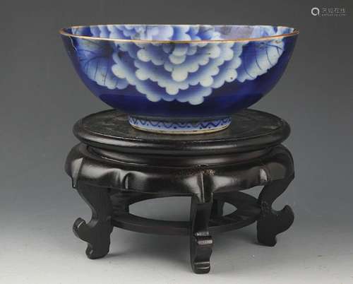 A BLUE COLOR FLOWER PATTERN PORCELAIN BOWL