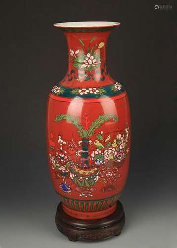 A FINE CORAL RED GLAZED FAMILLE ROSE PORCELAIN VASE