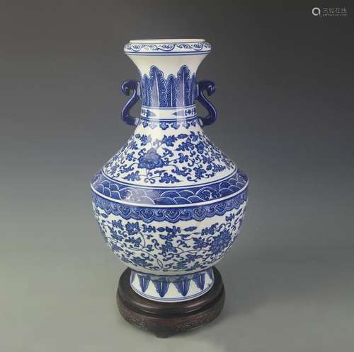 A RARE BLUE AND WHITE PEONY PATTERN DOUBLE EAR VASE