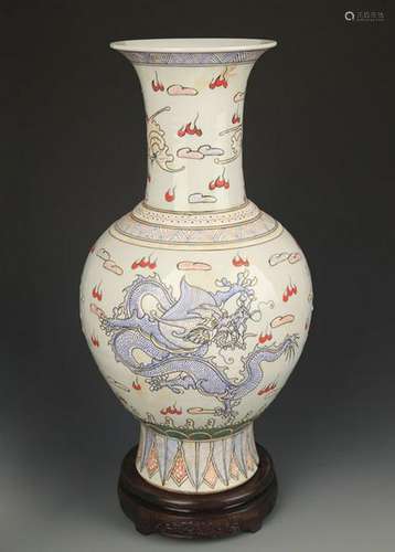 A FAMILLE ROSE DRAGON PAINTED PORCELAIN VASE