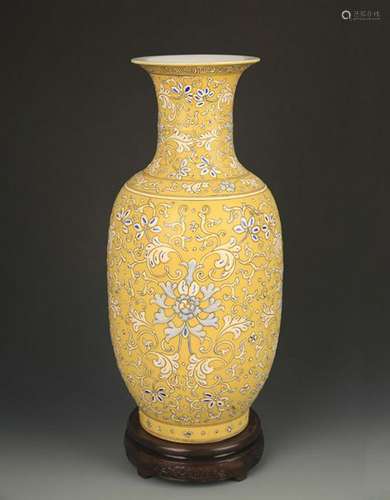 A YELLOW GLAZE ENAMEL COLOR LOTUS PAINTED VASE