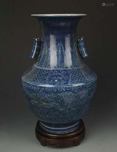 A BLUE AND WHITE PHOENIX PATTERN VASE