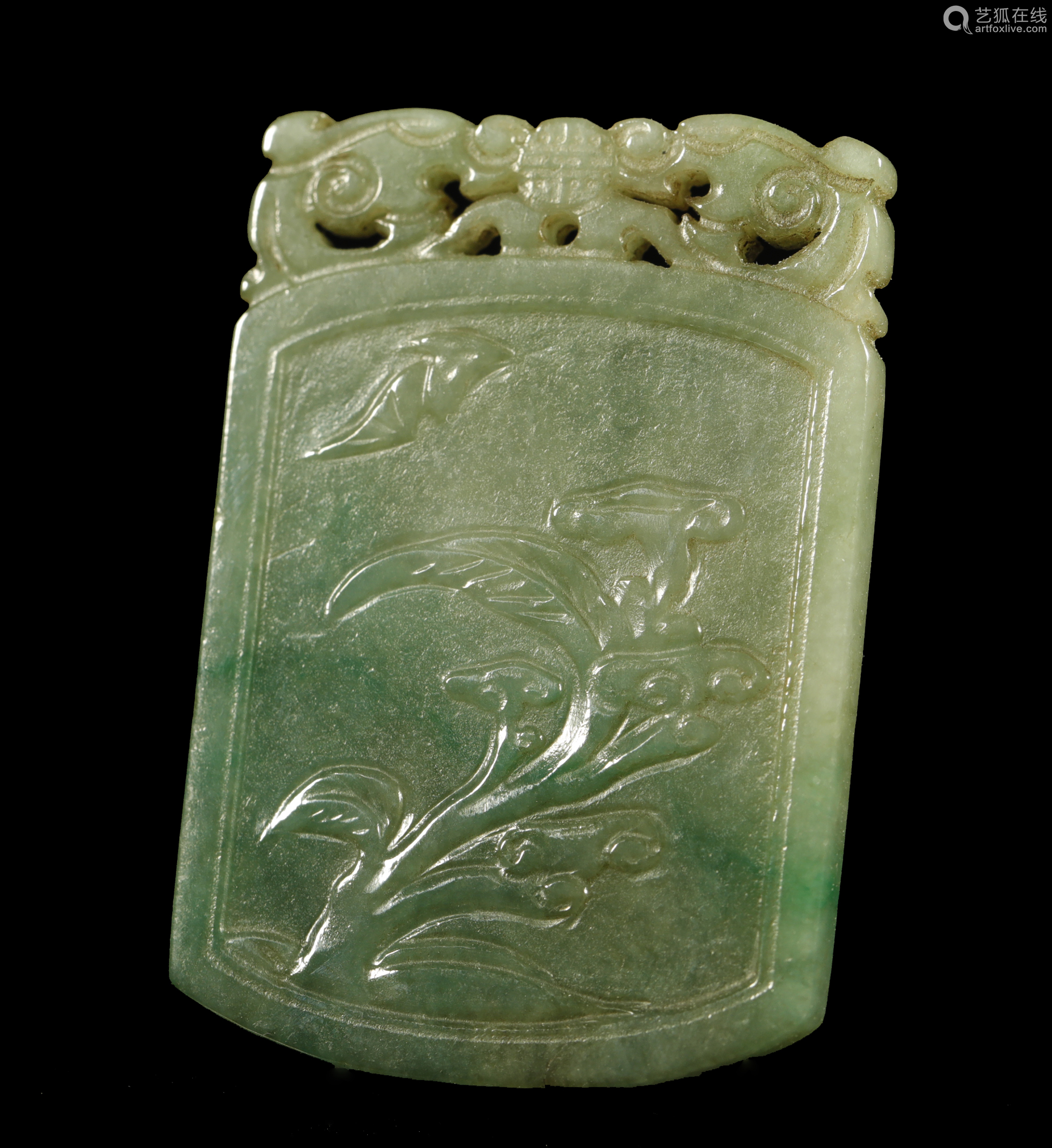 清代翡翠双龙首花卉纹牌