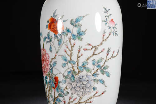 FAMILLE ROSE FLOWER-PATTERN VASE