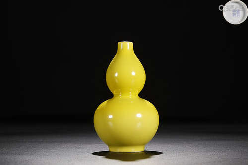 YONGZHENG MARK LEMON GLAZE GOURD VASE