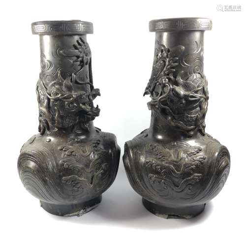 A PAIR OF JAPANESE BRONZE VASES WITH CAST DRAGON DESIGN, UNMARKED TO BASE, HEIGHT 27.5CM