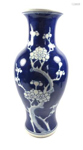 A CHINESE BLUE AND WHITE PRUNUS PATTERN BALUSTER FORM VASE, MARKED TO BASE, HEIGHT 26.5CM