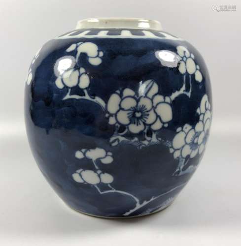 A CHINESE BLUE AND WHITE PRUNUS PATTERN GINGER JAR, HEIGHT 11.5CM