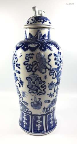A LARGE CHINESE BLUE AND WHITE LIDDED VASE, UNMARKED TO BASE, DAMAGE TO RIM, HEIGHT 32CM