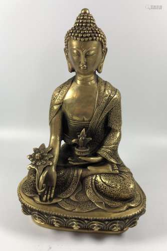 A HEAVY BRASS MODEL OF A SEATED BUDDHA, HEIGHT 21CM