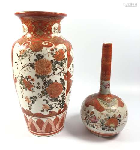 TWO JAPANESE KUTANI ITEMS - BOTTLE VASE AND LARGER EXAMPLE, HEIGHT 17.5CM