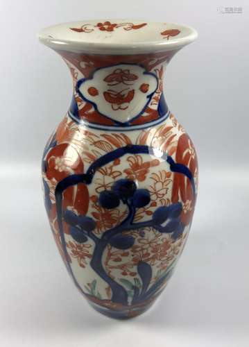 A JAPANESE MEIJI PERIOD IMARI VASE, HEIGHT 19CM