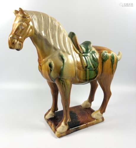 A TANG DYNASTY STYLE SANCAI GLAZE HORSE MODEL, UNMARKED TO BASE, HEIGHT 20CM