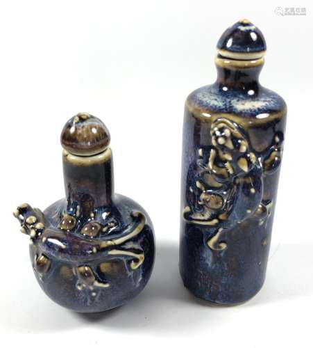 TWO CHINESE BLUE GLAZE CERAMIC SNUFF BOTTLES WITH LIZARD DESIGN, HEIGHT OF LARGEST 10.5CM