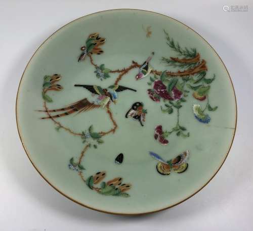 A CHINESE QING CELADON BUTTERFLY DESIGN PLATE, DIAMETER 22CM
