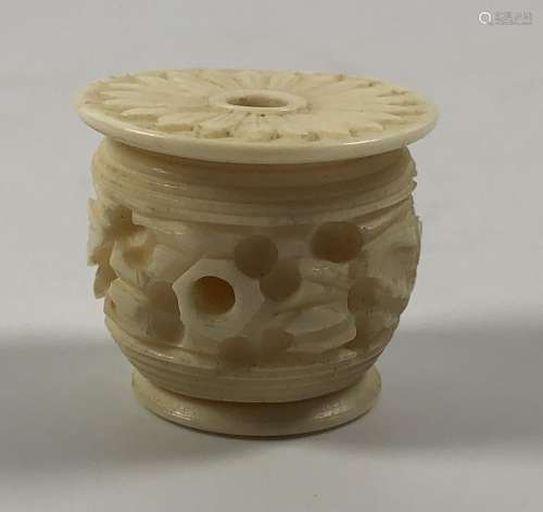A 19TH CENTURY CARVED IVORY LIDDED POT, HEIGHT 2CM