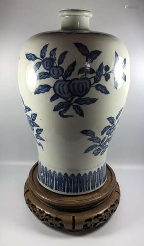 A LARGE 19TH CENTURY CHINESE BLUE AND WHITE POMEGRANATE PATTERN VASE WITH CARVED WOODEN STAND,