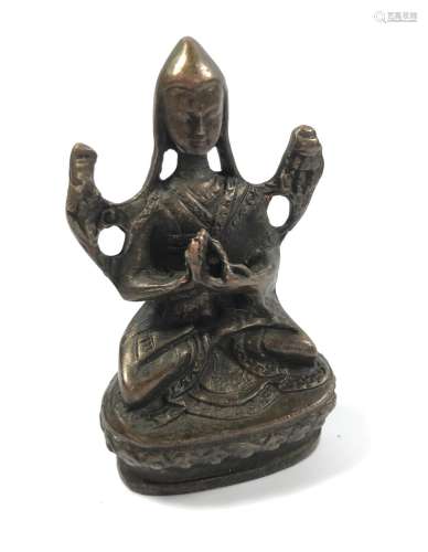 A SMALL SINO TIBETAN BRONZE MODEL OF A BUDDHA, HEIGHT 8CM