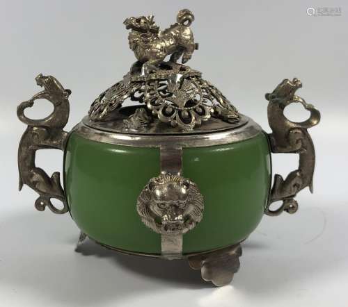 A CHINESE JADE TYPE AND WHITE METAL LIDDED TEMPLE JAR / VASE, HEIGHT 9.5CM