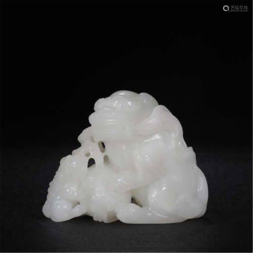 CHINESE WHITE JADE LION TABLE ITEM