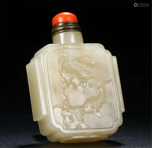 CHINESE JADE FISH SNUFF BOTTLE