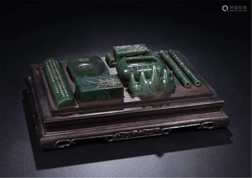 A SET OF CHINESE SPINACH JADE SCHOLAR OBJECTS ON ROSEWOOD CASE