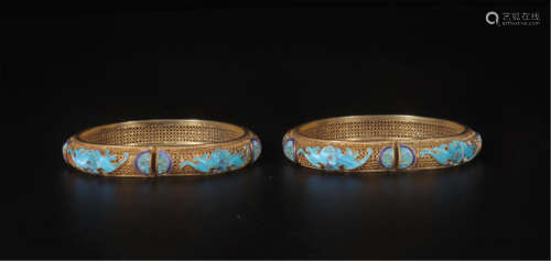 PAIR OF CHINESE GILT SILVER KINGFISHER FEATHER DECOR BANGLES