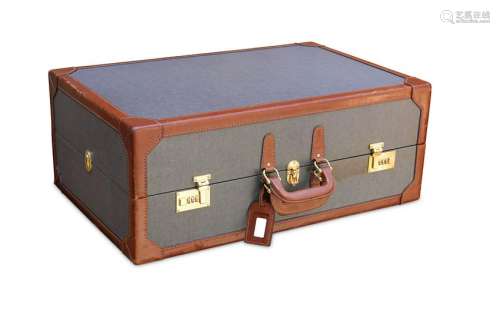 Henry's of London, a graduated set of three suit cases