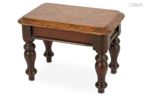 A Victorian mahogany apprentice piece dining table