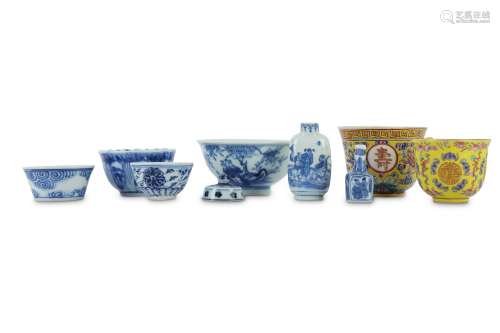 A GROUP OF CHINESE PORCELAIN INCLUDING A MING DYNASTY BLUE AND WHITE COVER.